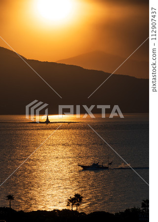 The sun which illuminates the sea 112907437