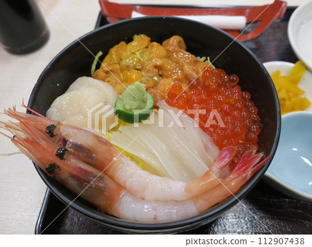 Hakodate morning market bowl 112907438