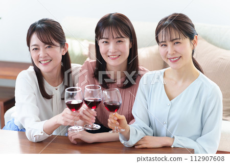 女孩之夜家庭聚會祝酒 112907608