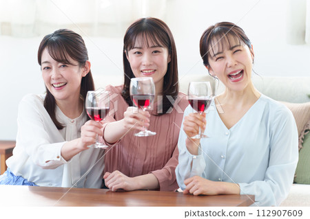 女孩之夜家庭聚會祝酒 112907609