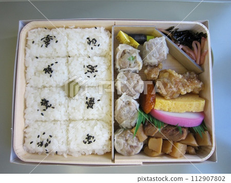 Yokohama station shumai bento 112907802