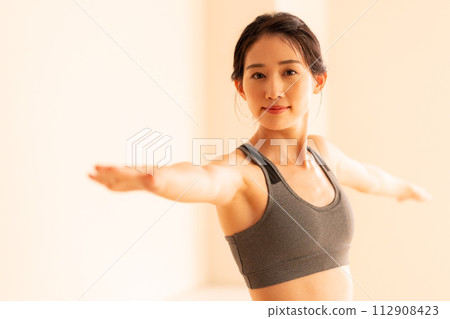 打熱的瑜伽的小姐 112908423