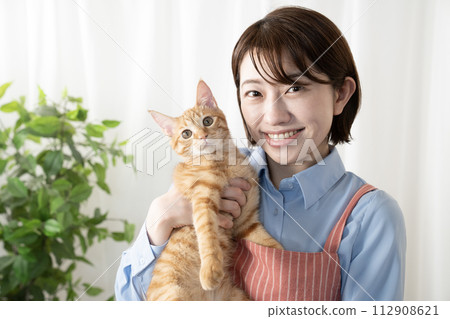 抱著小貓的女人 112908621