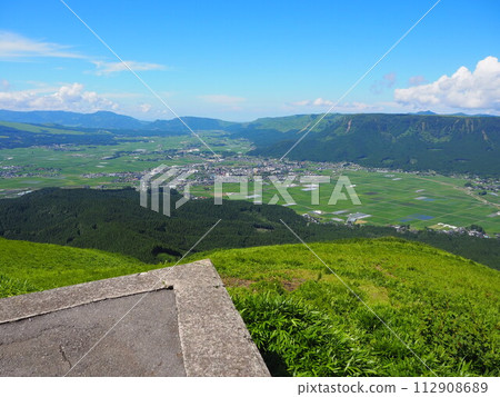 Daikanbo (Mt. Aso) with a spectacular view of the summer sky 112908689