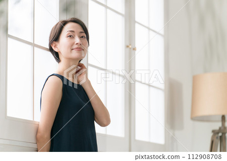 美麗的中年婦女站在窗邊 美麗的中年婦女站在窗邊 112908708