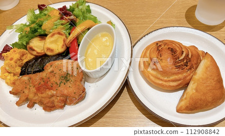 Stylish grilled chicken for holiday lunch Stylish grilled chicken for holiday lunch 112908842