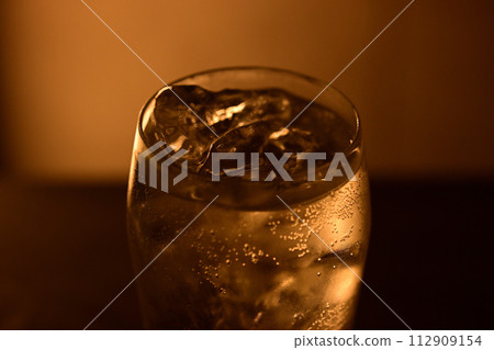 深夜一個人喝酒的圖片 深夜一個人喝酒的圖片 112909154