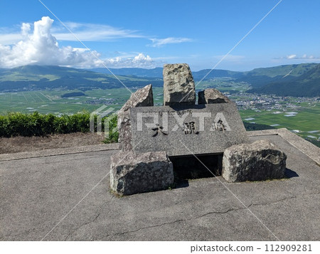 夏季天空的壯麗景色大觀峰(阿蘇山) 夏季天空的壯麗景色大觀峰(阿蘇山) 112909281