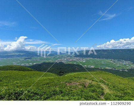 Daikanbo (Mt. Aso) with a spectacular view of the summer sky 112909290