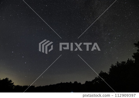 Summer starry sky Big Dipper and Cassiopeia constellation Summer starry sky Big Dipper and Cassiopeia constellation 112909397