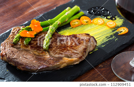 Juicy roasted beef entrecote Juicy roasted beef entrecote 112909451