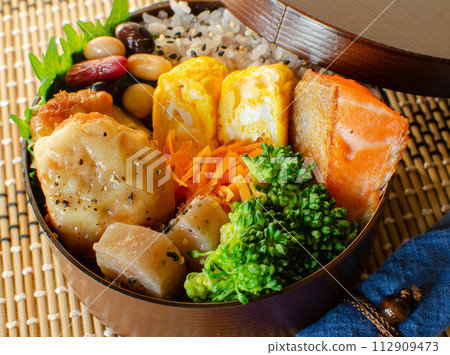 起司肉丸和鮭魚便當 112909473