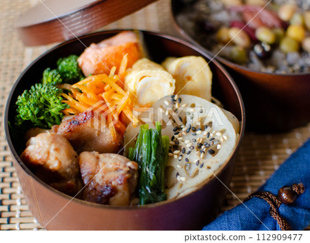 Chicken bento box marinated in soy sauce and koji 112909477