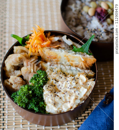 Fried horse mackerel and chicken fillet tartar bento 112909479