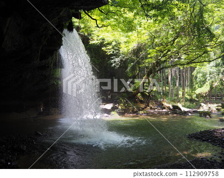 Nabegataki is famous for being able to go behind the waterfall. Nabegataki is famous for being able to go behind the waterfall. 112909758