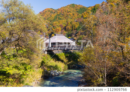 Autumn in Hakuba, Nagano Prefecture, Oide Park with autumn leaves 112909766