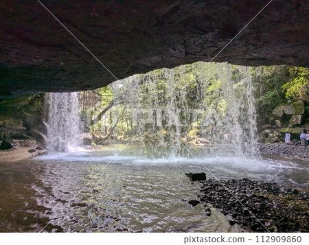 Nabegataki is famous for being able to go behind the waterfall. 112909860