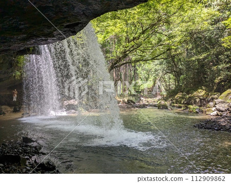 Nabegataki is famous for being able to go behind the waterfall. Nabegataki is famous for being able to go behind the waterfall. 112909862