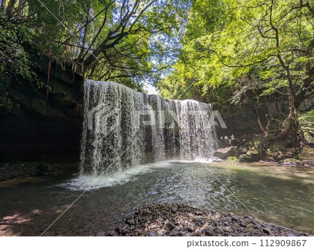 Nabegataki is famous for being able to go behind the waterfall. 112909867