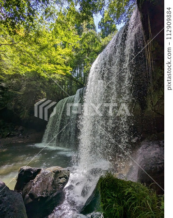 Nabegataki is famous for being able to go behind the waterfall. Nabegataki is famous for being able to go behind the waterfall. 112909884