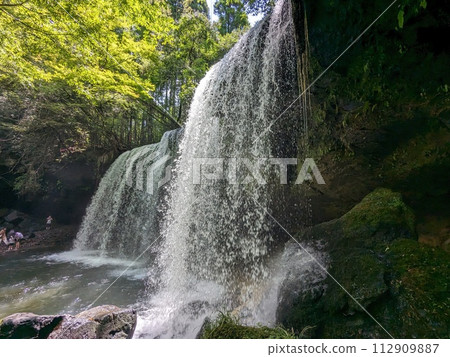Nabegataki is famous for being able to go behind the waterfall. Nabegataki is famous for being able to go behind the waterfall. 112909887