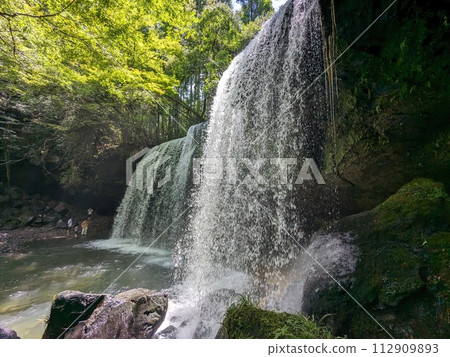 Nabegataki is famous for being able to go behind the waterfall. Nabegataki is famous for being able to go behind the waterfall. 112909893