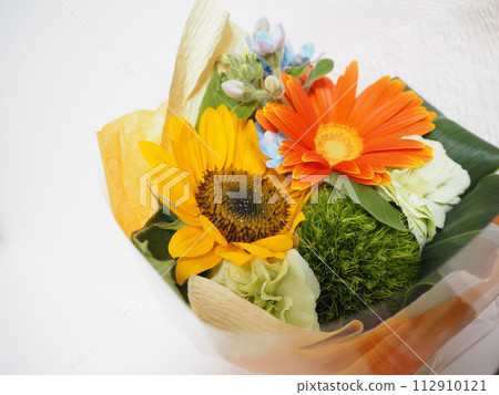 歡快的花束,以黃色為底色,主要為向日葵 歡快的花束,以黃色為底色,主要為向日葵 112910121