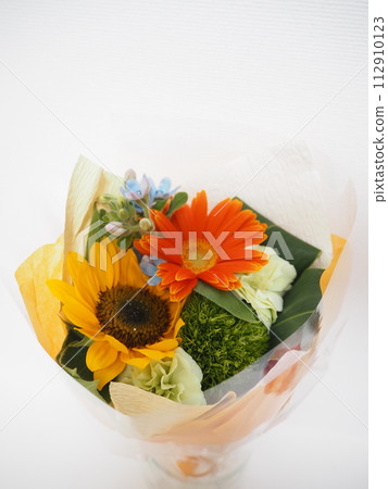 歡快的花束，以黃色為底色，主要為向日葵 112910123