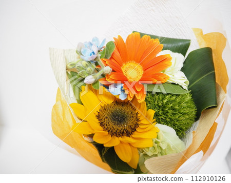 歡快的花束，以黃色為底色，主要為向日葵 112910126