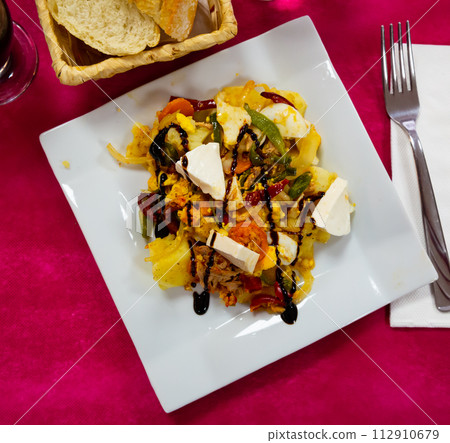 Autumn salad of potatoes, vegetables and fresh cheese 112910679
