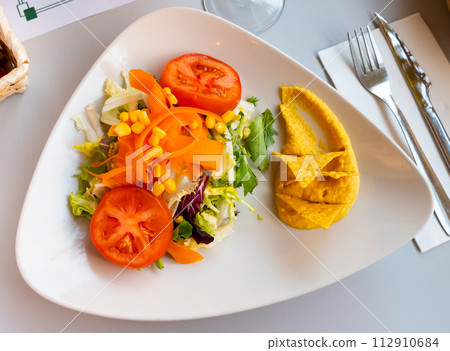 Fresh vegetable salad with hummus and nachos 112910684