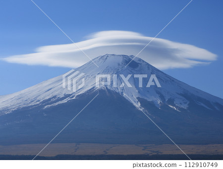 富士山白雪皚皚,雲霧繚繞 富士山白雪皚皚,雲霧繚繞 112910749