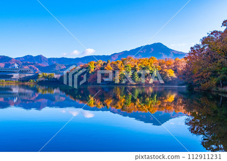 京都寶池與比叡山的秋葉 京都寶池與比叡山的秋葉 112911231
