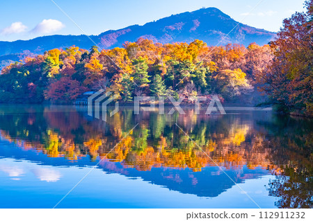 京都寶池與比叡山的秋葉 京都寶池與比叡山的秋葉 112911232