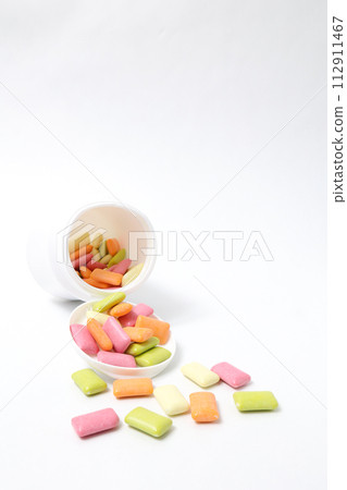 口香糖, 咀嚼, 點心, 木糖醇, 糖果, 食品, 口香糖, 容器, 塑膠容器 口香糖, 咀嚼, 點心, 木糖醇, 糖果, 食品, 口香糖, 容器, 塑膠容器 112911467