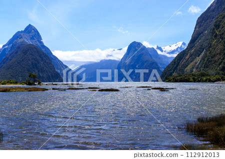 紐西蘭米爾福德峽灣的峽灣和藍天 112912013