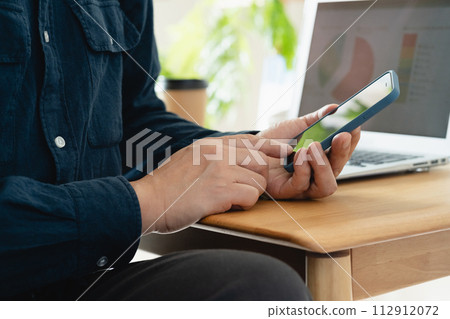 Men looking at smartphones 112912072