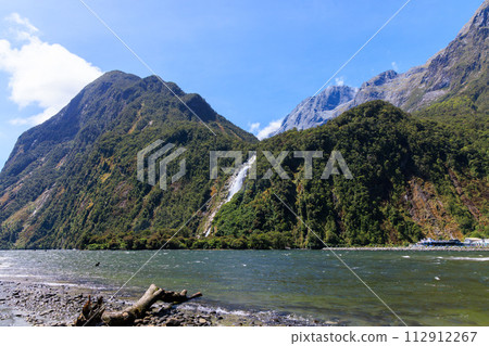 夏季紐西蘭陽光明媚的一天,米爾福德峽灣河流和瀑布 夏季紐西蘭陽光明媚的一天,米爾福德峽灣河流和瀑布 112912267
