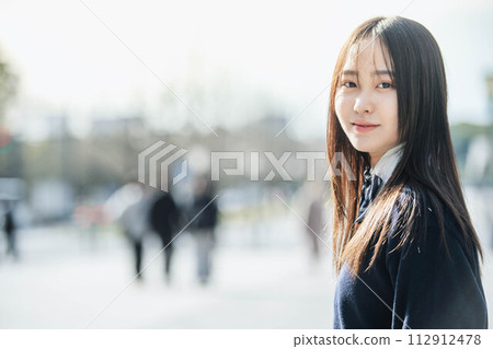 看著天空的學校女孩 112912478