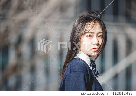 看著天空的學校女孩 112912482