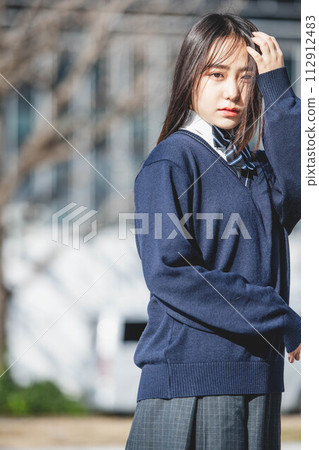 看著天空的學校女孩 112912483