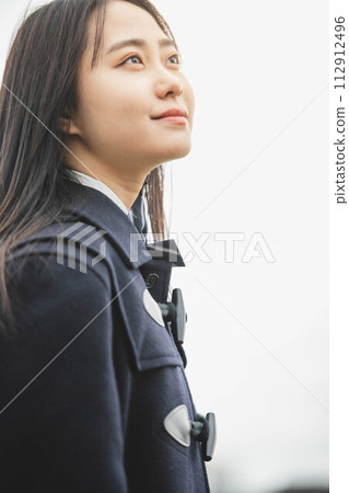 看著天空的學校女孩 看著天空的學校女孩 112912496