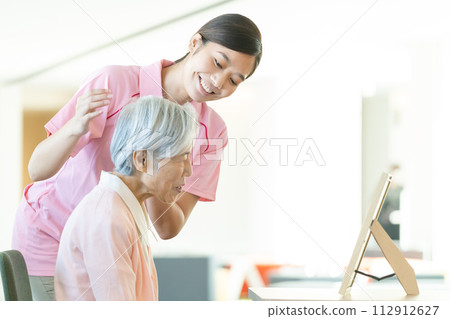 年輕的照顧者和高級女性 年輕的照顧者和高級女性 112912627