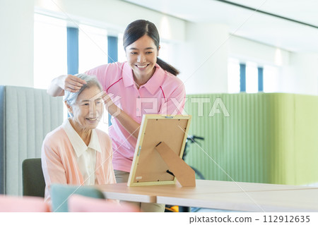 Young caregivers and senior women 112912635