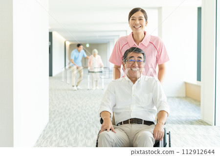 高級輪椅和護理人員 112912644