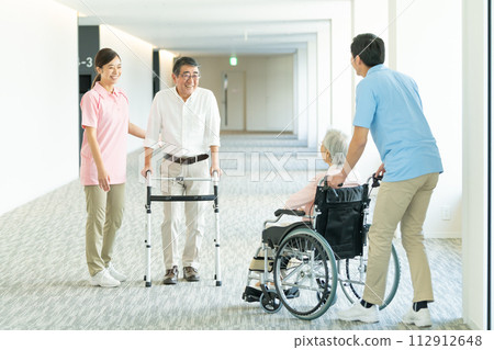 坐輪椅的老人和照顧的年輕幫手 112912648