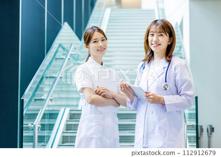 Medical image female photography cooperation "LINK FOREST" 112912679