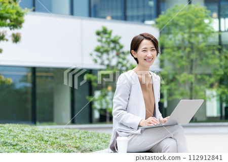 在戶外使用電腦的女商人 在戶外使用電腦的女商人 112912841