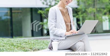 在戶外使用電腦的女商人 在戶外使用電腦的女商人 112912842