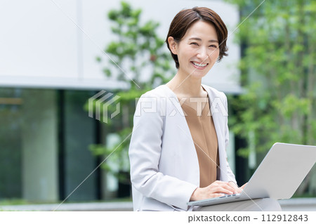 在戶外使用電腦的女商人 在戶外使用電腦的女商人 112912843